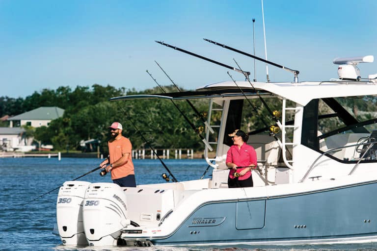Boston Whaler 325 Conquest fishing