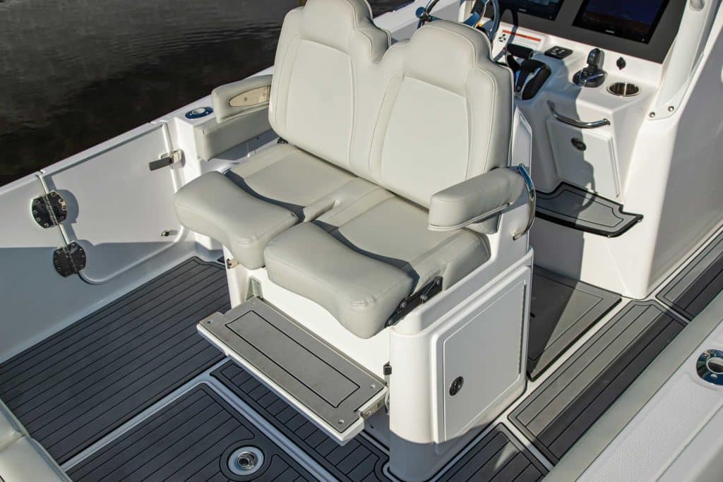 Everglades 235 CC helm seating