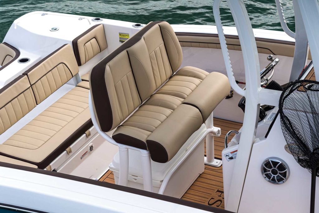 Yamaha 255 FSH Sport E helm seating