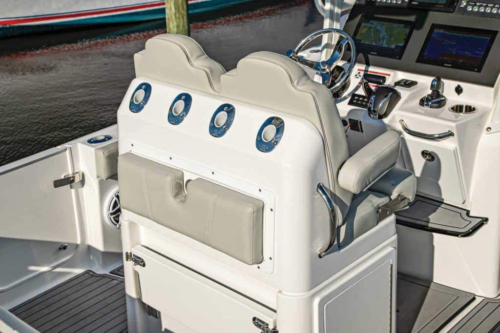 Everglades 235 CC helm seating pod