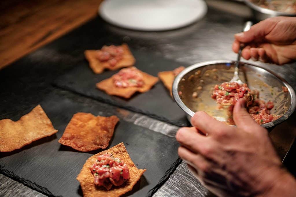 Fried wonton skins with tuna