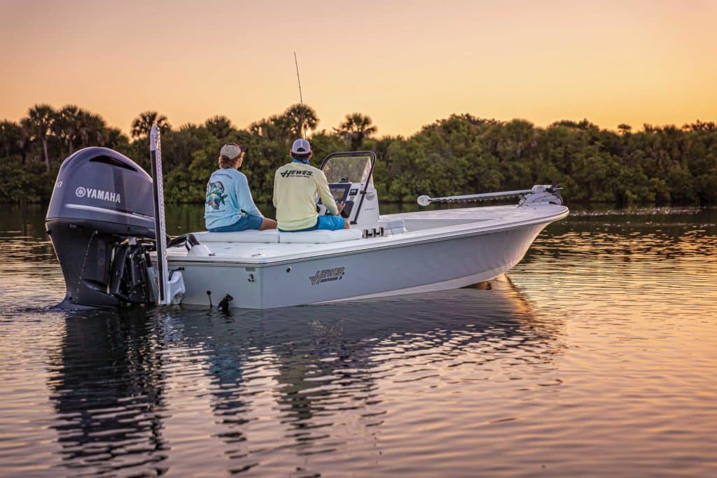 Hewes Redfisher 21 cruising the flats