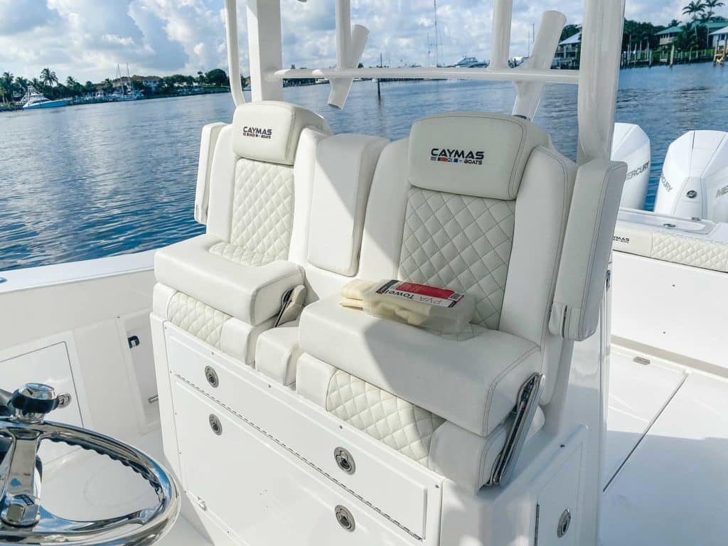 Caymas 341 CC helm seats