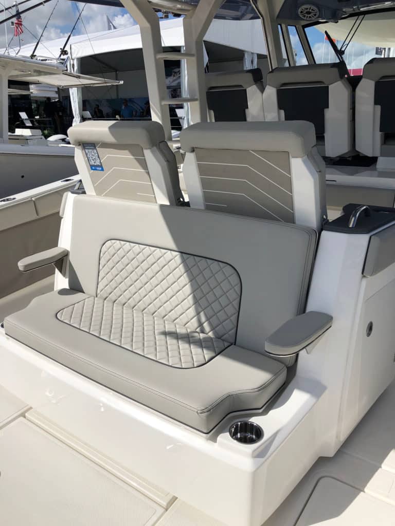 Pursuit S 428 cockpit seating