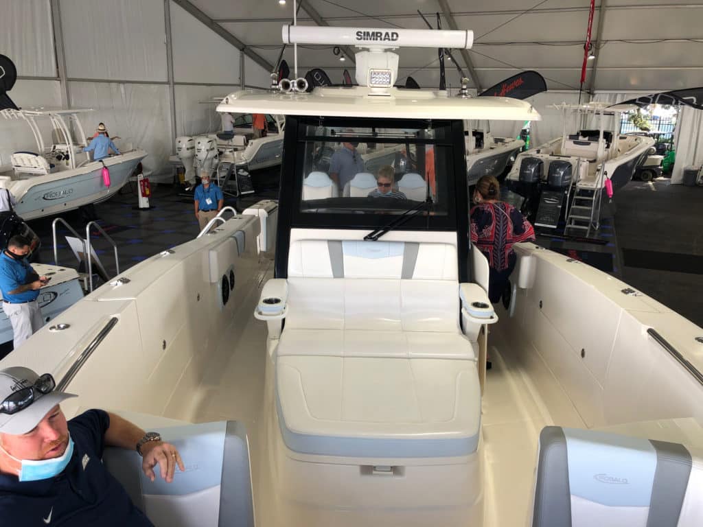 Robalo R360 forward seating