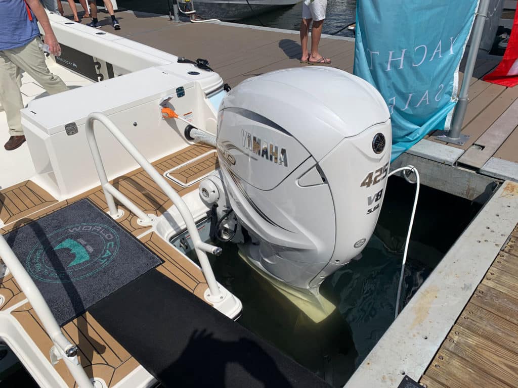 World Cat 400CC-X swim platform