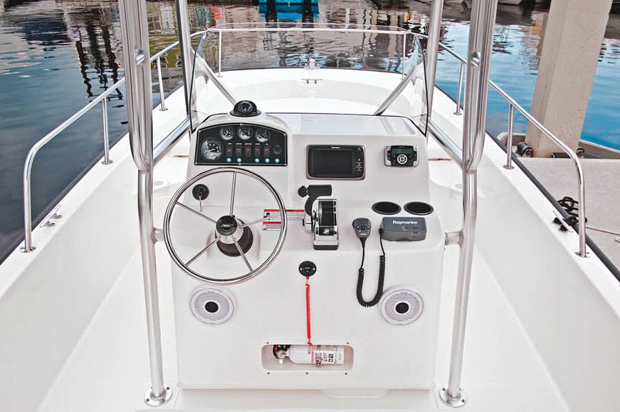 boston whaler 210_03.jpg