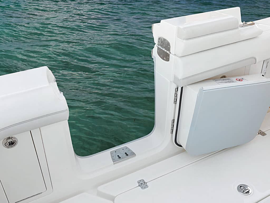 Mako 334 CC tuna door