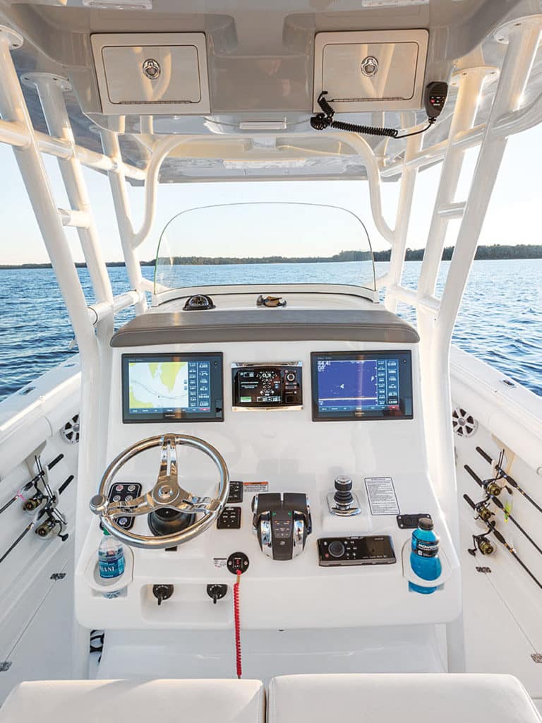 Mako 33 CC helm