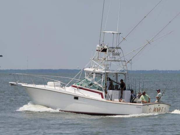 Old fisher successful by the traditional method, its old boat and