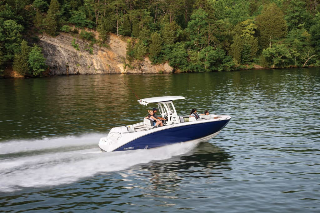 Yamaha 255 FSH Sport E on the lake