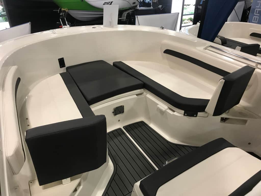 Bayliner T24CC bow seating
