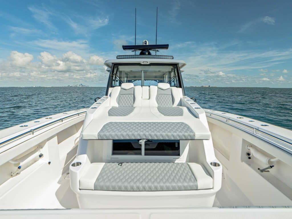 Invincible 46 Pilothouse forward lounge