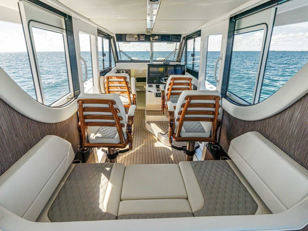 Invincible 46 Pilothouse seating