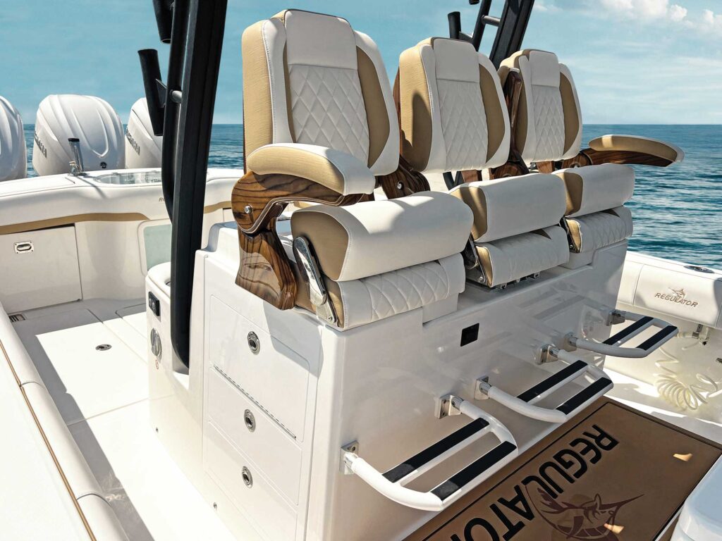 Regulator 35 helm seating