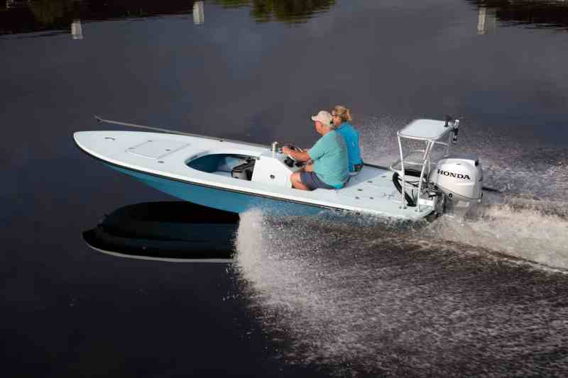Ankona Advent cruising on glassy water
