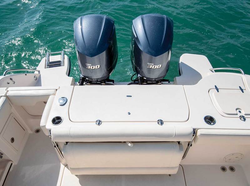 Grady-White 326 Canyon helm aft cockpit