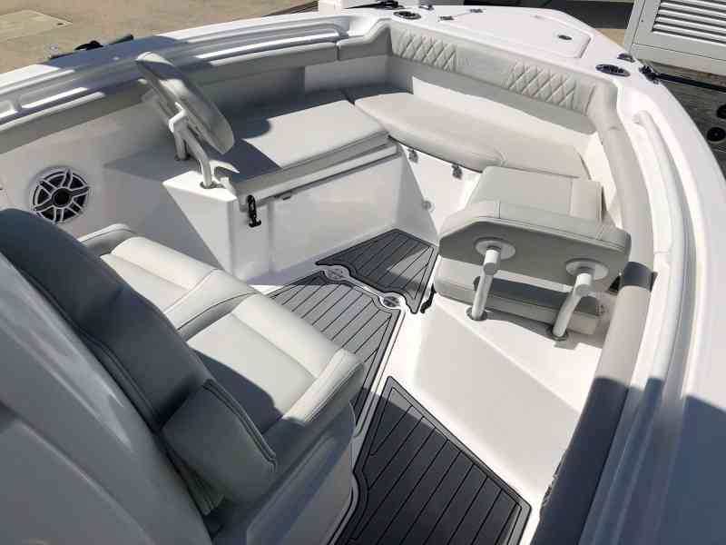 Everglades 235CC bow seating