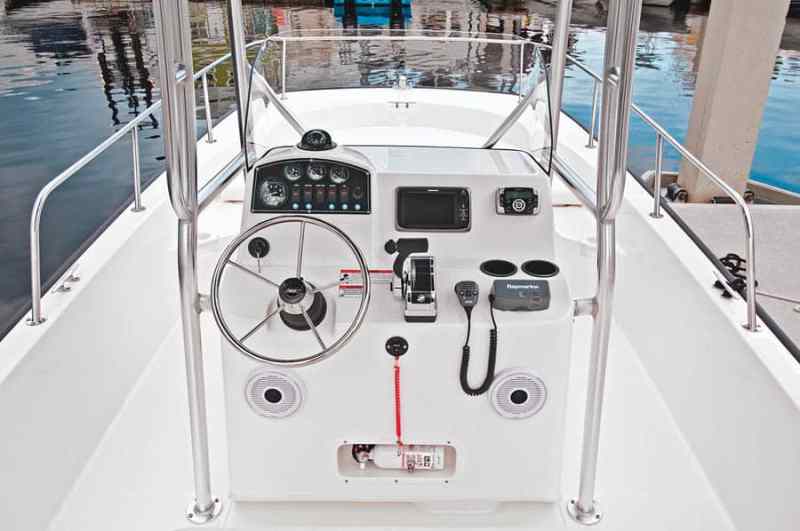 boston whaler 210_03.jpg