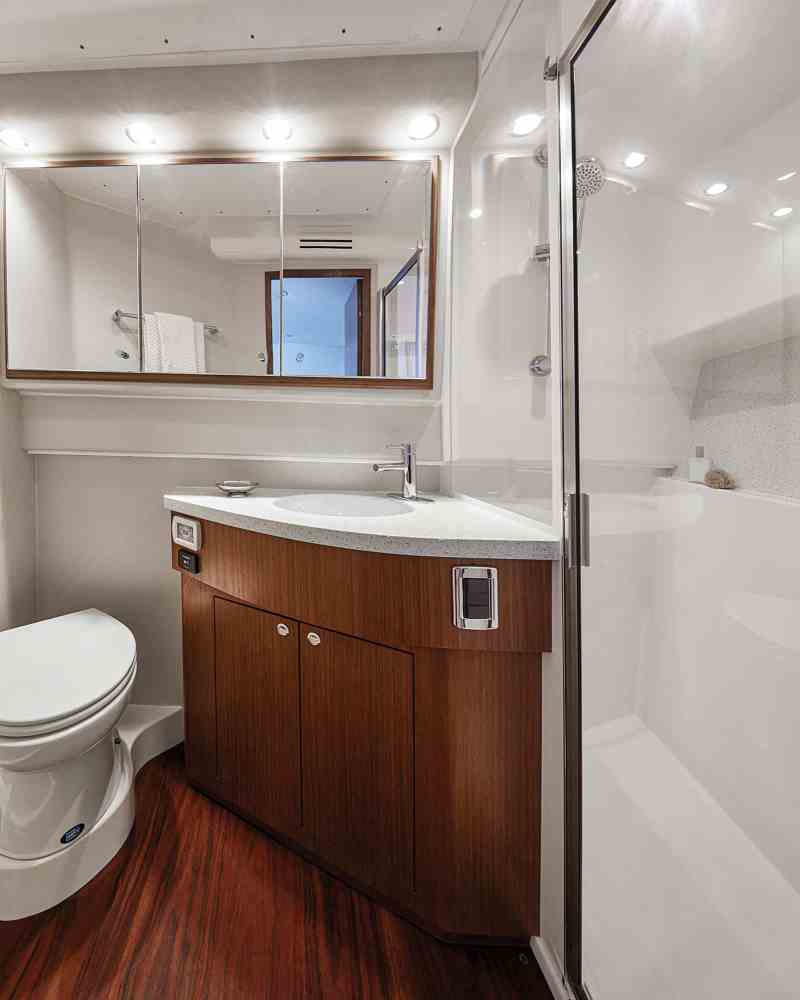 Cabo 41 head compartment
