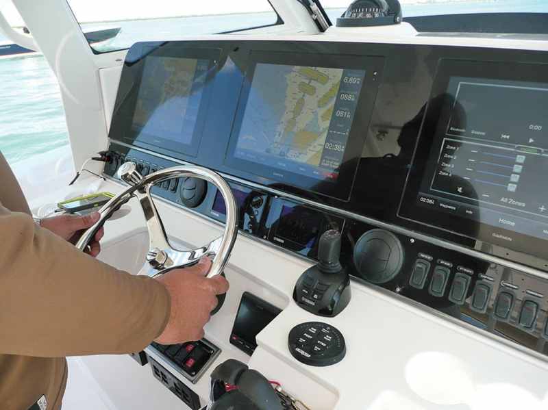 Everglades 435 helm