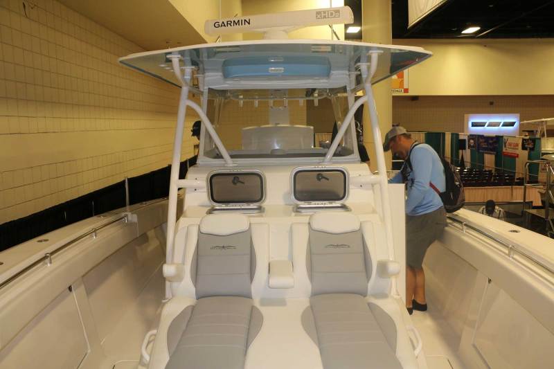 Invincible 42 Center Cabin