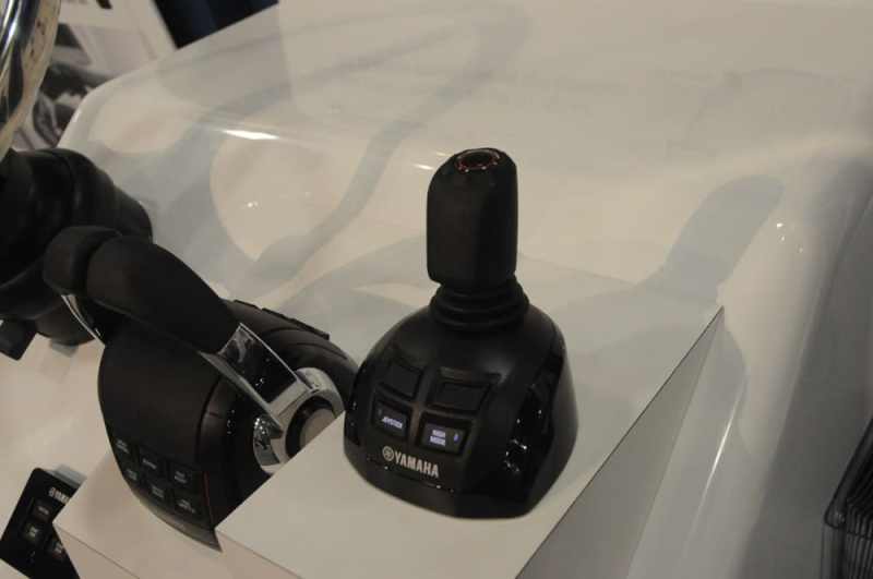 miami-boat-show-2013-engines19.jpg