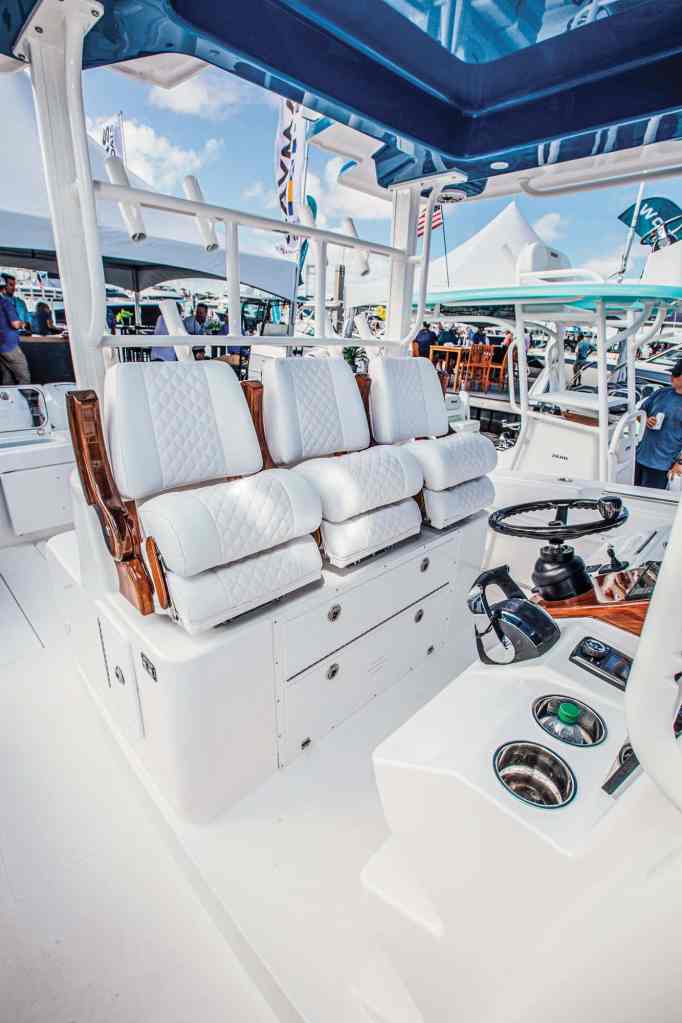 Caymas 401 CC helm seating