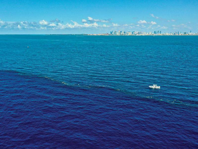 SWS0522-TT-Sat-Data Fishing boat targeting nearshore break