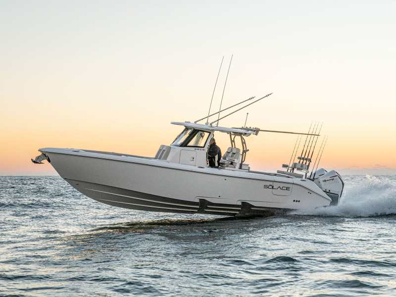 SWS0622-Solace-32-offshore Solace 32 CS running offshore