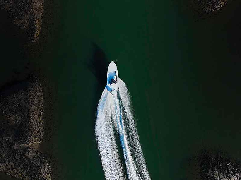 flats skiff running shallow water