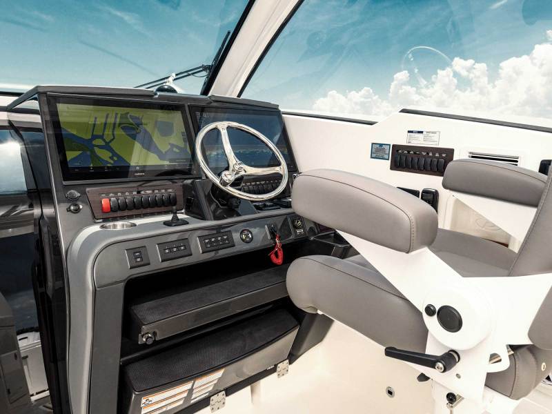 Pursuit OS 405 helm