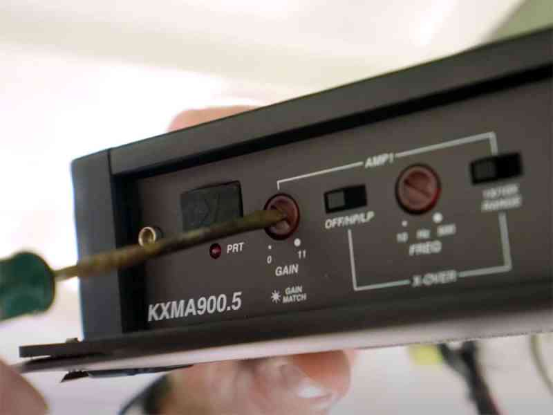 OMD-Kicker-Marine-2 Adjusting audio system