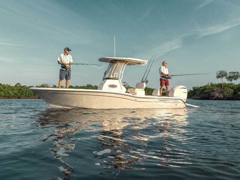 SWS824-GW-231 Grady-White 231 CE fishing in a bay