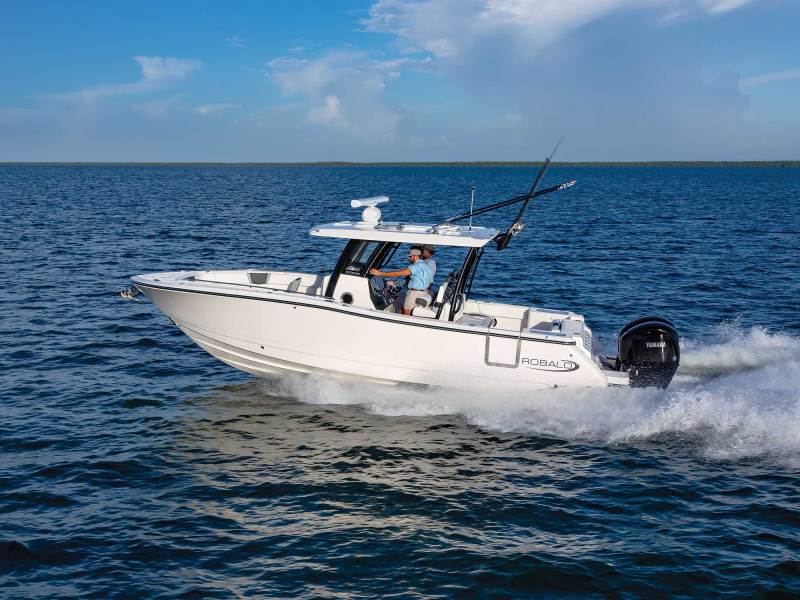 Robalo R300 on the ocean
