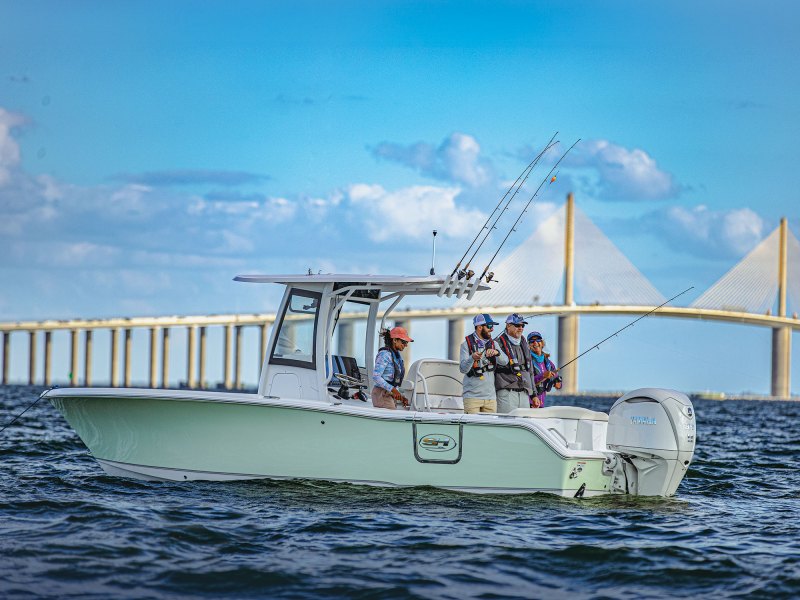 FBBG25-Single-Twin-1 Fishing boat powered by a single outboard