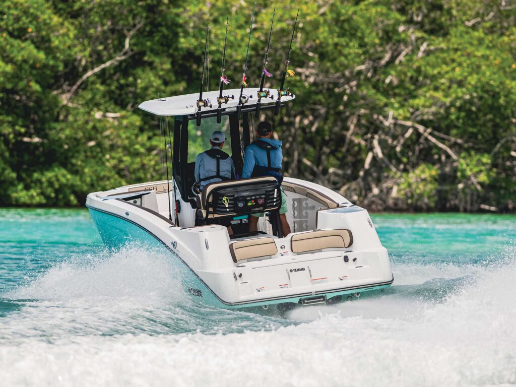 Yamaha 255 FSH Sport H running near shore