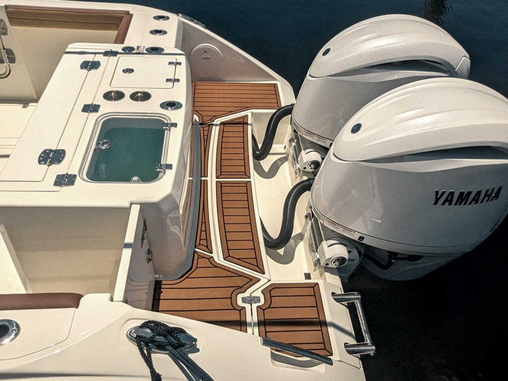 Walk-across transom platform