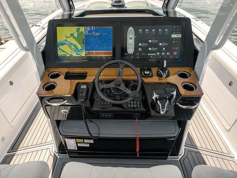 Displays at the helm of the Everglades 375CC