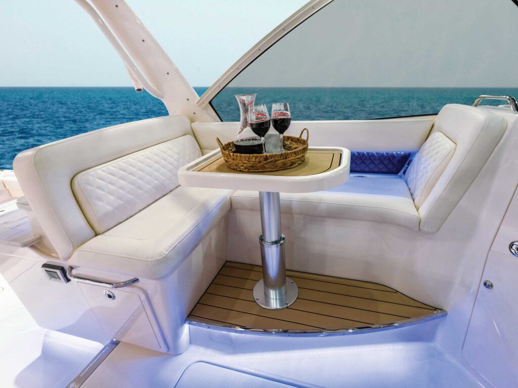 Grady-White Freedom 345 lounge