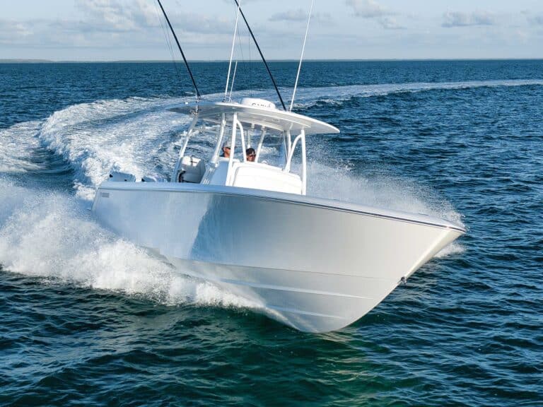 Contender 39ST in a turn