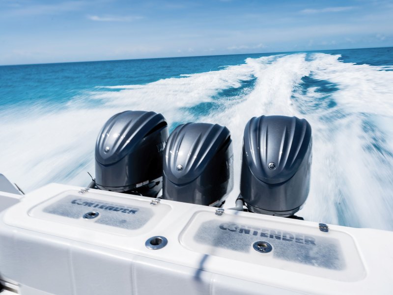 Transom livewells on a high-performance fishing boat