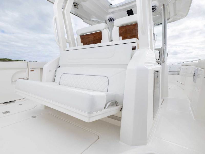 Pursuit S 328 cockpit seating