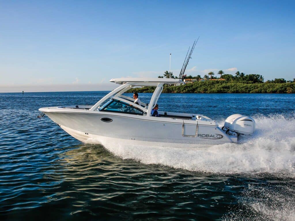 Robalo R277 running close to shore