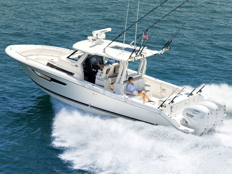 Pursuit S 388 running offshore