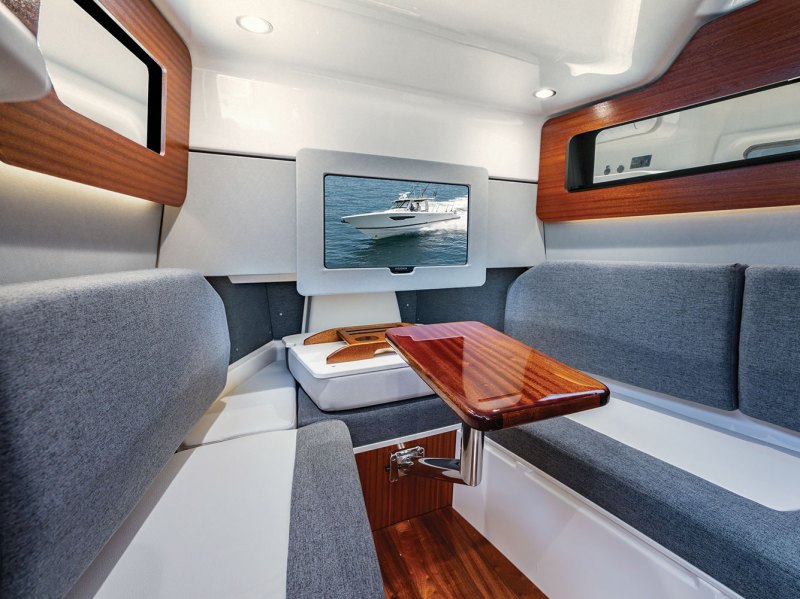 Pursuit S 388 cabin