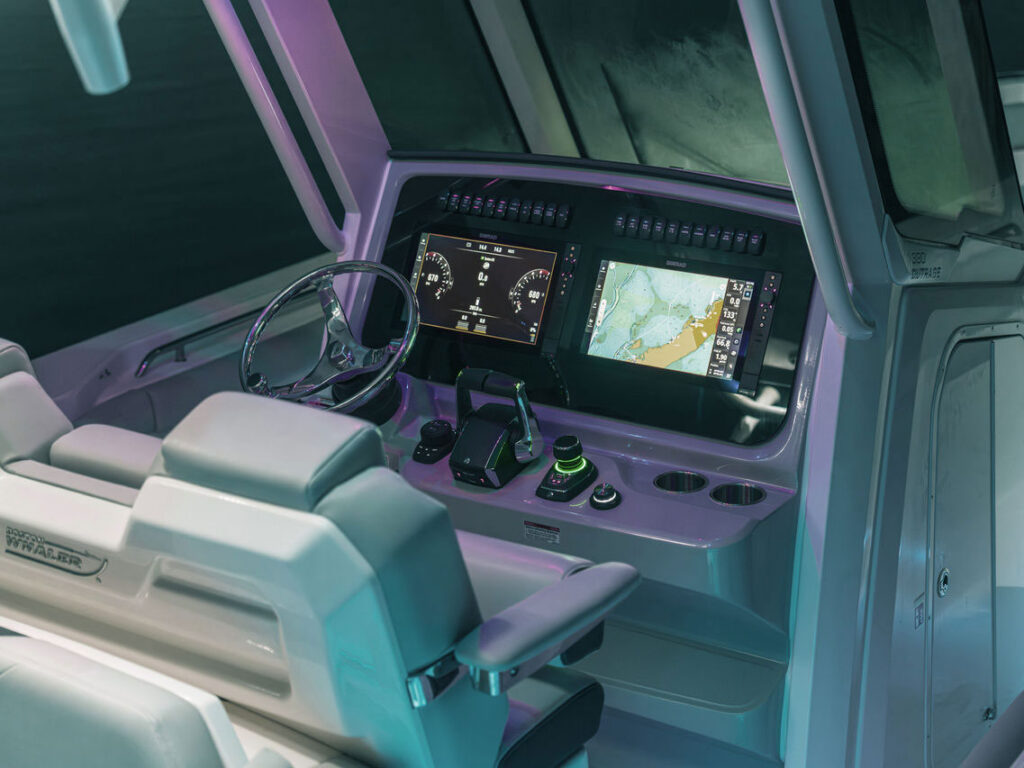 Boston Whaler 330 Outrage helm