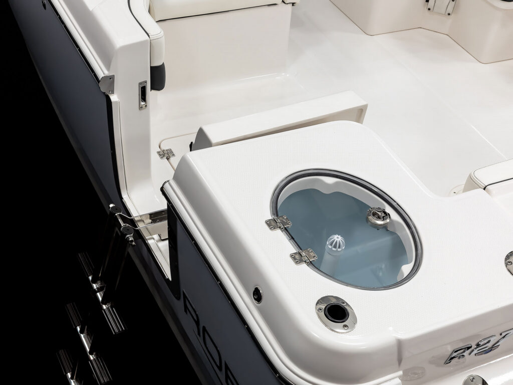 Robalo R277 DC livewell