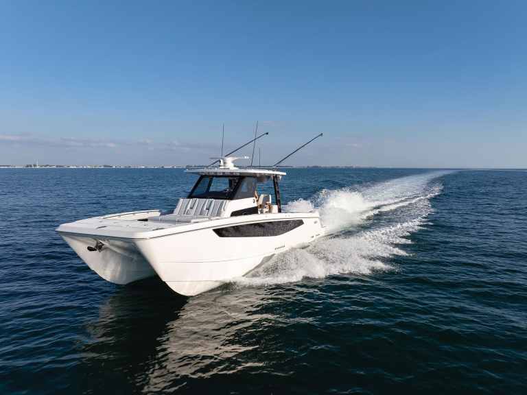 SWS726-Aquila-36MC-1 Aquila 36 Molokai on the water