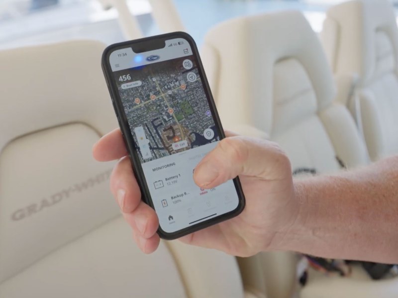 Boater using Siren Marine app